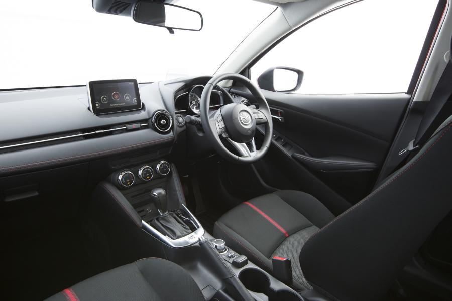 Интерьер Mazda2 Genki (DJ) 2014 года  (AU) (фото 15 из 42)